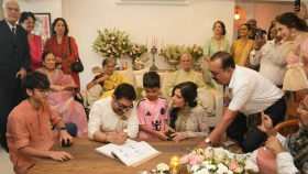 ২৫ বছরের পরিচয়, দুই বছরের প্রেম; অবশেষে এক হলেন আমির-গৌরী