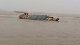 মেঘনায় তিন নদীর মোহনায় কার্গোসহ ডুবলো ৫০০০ বস্তা ধান-চাল