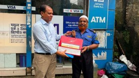 যে কারণে নিরাপত্তা কর্মীকে উপহার পাঠালেন প্রধানমন্ত্রী