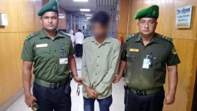 মিটফোর্ড হাসপাতাল থেকে দালাল আটক