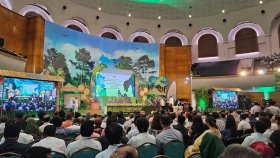 সরকারি অনুষ্ঠানে নেই প্রধানমন্ত্রীর ছবি, মঞ্চজুড়ে স্থান পেলো পরিবেশ সংরক্ষণ-সবুজায়ন