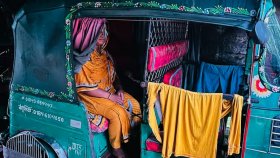 ঘরে কোমরসমান পানি, অটোরিকশায় দিন কাটছে এক পরিবারের