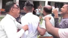নাপিত ডেকে শিক্ষার্থীদের চুল কেটে দিলেন স্কুল সভাপতি