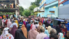 ২৪০ কোটি টাকা নিয়ে আত্মগোপনে এনজিওর পরিচালক, বাসা ঘেরাও করে ধরলেন গ্রাহকরা