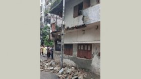 রাজধানীতে অ‌তি বৃ‌ষ্টি‌তে ভে‌ঙে পড়‌লো ভব‌নের রে‌লিং 