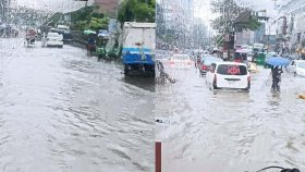 টানা বৃষ্টিতে পানিতে তলিয়েছে ঢাকা, ভোগান্তিতে নগরবাসী