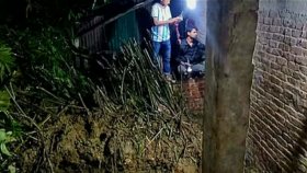 দেড় ঘণ্টা মাটি সরিয়ে মিললো গৃহবধূর লাশ, অল্পের জন্য বাঁচলেন স্বামী ও তিন সন্তান