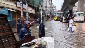 বৃষ্টিতে ডুবেছে রাজধানী 