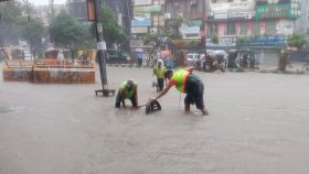 ভারী বৃষ্টিতে জলে থইথই নগর, ভিজেই তদারকিতে ডিএসসিসি প্রশাসক