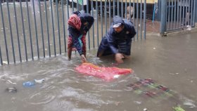 রাজধানীতে জলাবদ্ধতা: ড্রেনে মিললো জাজিম-তোশক!