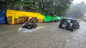 টানা বৃষ্টিতে পানিতে তলিয়েছে ঢাকা, ভোগান্তিতে নগরবাসী