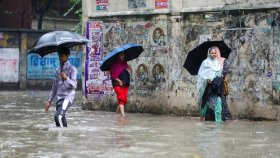 ঢাকার সড়কে জলাবদ্ধতা: একটি ভুলই ডেকে আনতে পারে প্রাণঘাতী বিপদ