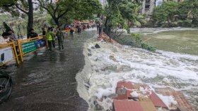 ভারী বৃষ্টিতে গুলশান-শাহজাদপুর লিংক রোডে ধস