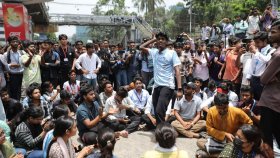 শিক্ষামন্ত্রীর পদত্যাগ দাবিতে রাজধানীর দুই স্থানে অবরোধ