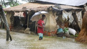 নামছে পানি, কাঁদছে মানুষ