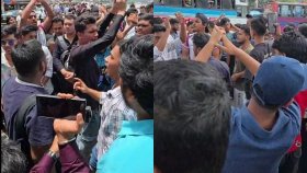 শিক্ষামন্ত্রীর পদত্যাগ দাবিতে রাজধানীর দুই স্থানে অবরোধ