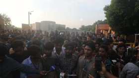আবারও সংসদ ভবনের সামনে অবস্থান শিক্ষার্থীদের