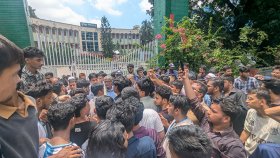 পুলিশের বাধা ভেঙে কুমিল্লা শিক্ষা বোর্ডের ফটকে অবস্থান পরীক্ষার্থীদের
