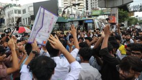 রাজধানীর চার স্থানে শিক্ষার্থীদের সড়ক অবরোধ