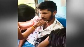 ট্রেনে তরুণীকে উত্ত্যক্ত করে উচিত শিক্ষা পেলেন যুবক