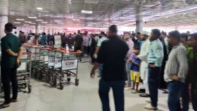 ‘নিষেধ করলে উল্টো হুমকি দেন যাত্রীরা’, শাহজালালে বিশৃঙ্খলা ঠেকাবে কে