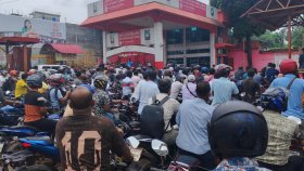 আবারও ‘গুজবে’ তেলের পাম্পে শত শত মোটরসাইকেল, প্রশাসনের মাইকিং