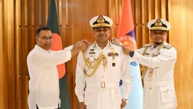 নবনিযুক্ত নৌবাহিনী প্রধানকে র‍্যাঙ্ক ব্যাজ পরালেন প্রধানমন্ত্রী