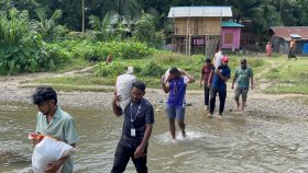 বন্যাকবলিত ২৯০ পরিবারকে খাদ্য সহায়তা দিলেন আইইউবির শিক্ষার্থীরা
