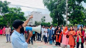 ছাত্রী হলে গোপনে মোবাইল রেখে ভিডিও, উত্তাল খুলনা বিশ্ববিদ্যালয়
