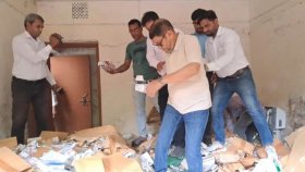 হাসপাতালের বাথরুমে সরকারি ওষুধ দেখে ক্ষুব্ধ স্বাস্থ্যমন্ত্রী, বললেন, ‘মানুষ ওষুধ পায় না’