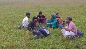 বিএসএফের পুশইনের পর বাংলাদেশে ঢুকতে না পেরে সীমান্তে আটকা ৬ জন