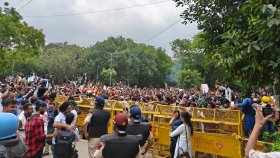 স্বৈরাচারের পরাজয়: যন্তর মন্তরে পতাক উড়িয়ে নাচে-গানে উচ্ছ্বাস