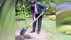 মালদ্বীপে গাছ লাগালেন পররাষ্ট্রমন্ত্রী খলিলুর রহমান