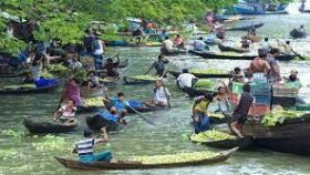 নৌকায় ভাসতে ভাসতে পেয়ারার দেশে