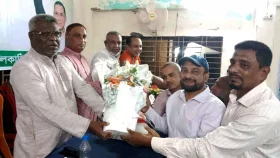 বিএনপির সভায় ফুল দিয়ে শুভেচ্ছা জানালেন আ.লীগ নেতা