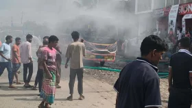 গাজীপুরে দাঁড়িয়ে থাকা বাসে আগুন