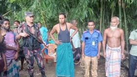 বাংলাদেশিকে ধরে নিয়ে যাওয়ার পর ভারতীয় নাগরিককে ধরে আনলেন গ্রামবাসী