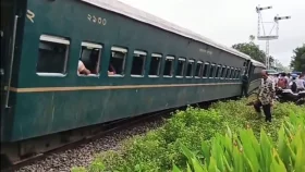ইঞ্জিন লাইনচ্যুত, রংপুরের সঙ্গে সারা দেশের ট্রেন চলাচল ২ ঘণ্টা বন্ধ