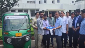 জুলাই যোদ্ধাদের রিকশা ও সিএনজি অটোরিকশা উপহার দিলেন প্রধানমন্ত্রী