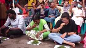 নিয়োগপত্রের দাবিতে সচিবালয়ের সামনে ঘাস খেলেন শিক্ষকপ্রার্থীরা