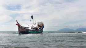 ট্রলারসহ ৩ জেলেকে ধরে নিয়ে গেছে আরাকান আর্মি