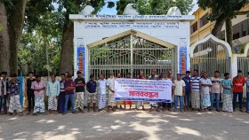 মানববন্ধনের ব্যানার কেড়ে নিয়ে একজনের পেটে গুলি চালিয়ে দিলেন তিনি