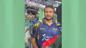 হঠাৎ লাল সবুজ পতাকায় সাকিবের অটোগ্রাফ 