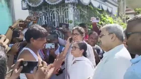মমতার গাড়িবহরে জুতা ও কাদা নিক্ষেপ, ‘ডাকাতের রানি’ স্লোগান