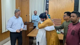 অবশেষে কোলাকুলি করে সমঝোতায় শিবির-ছাত্রদল 