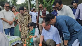 তথ্যমন্ত্রীর গ্রামের বাড়িতে ইলিশ-রসমালাইয়ে আপ্যায়িত মার্কিন রাষ্ট্রদূত 