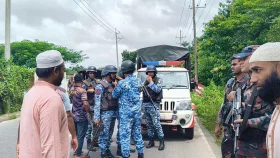 কারাগার থেকে বেরিয়ে অস্ত্র কিনতে ৫৭ লাখ টাকা লুট