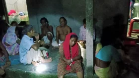 সারা রাত মায়ের লাশ নিয়ে ঘরে অপেক্ষা, হচ্ছে না কবরের জায়গা