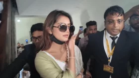 শাড়ি নিয়ে ‘প্রতারণা’: আত্মসমর্পণ করে জামিন পেলেন তানজিন তিশা