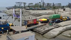 হাতিয়ায় নৌযোগাযোগ বন্ধ, ঘাটে আটকা পড়েছে যাত্রী ও পণ্যবাহী যানবাহন